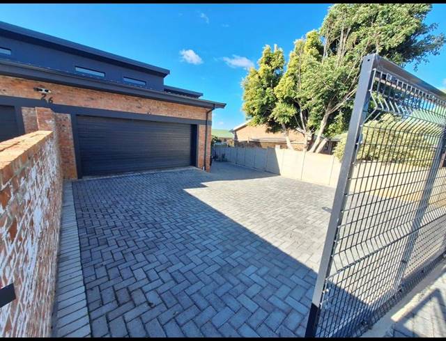 3 BEDROOM TOWNHOUSE FOR SALE IN HARTENBOS HEUWELS